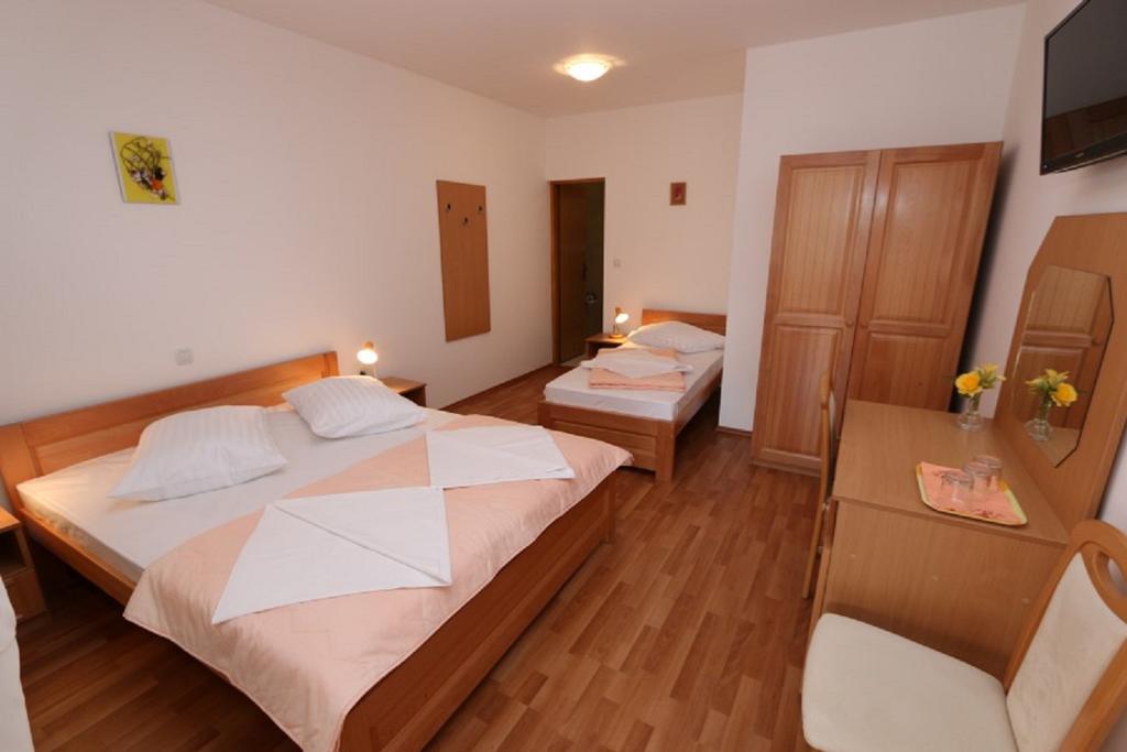 Bed & Breakfast Pansion Comfort Sidro Novalja